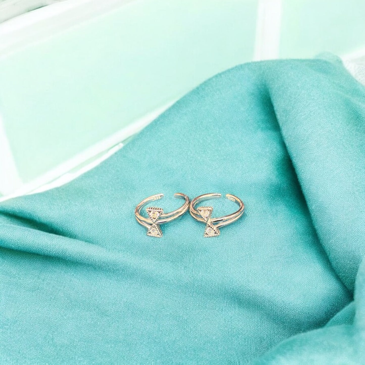 Charming triangle toe ring