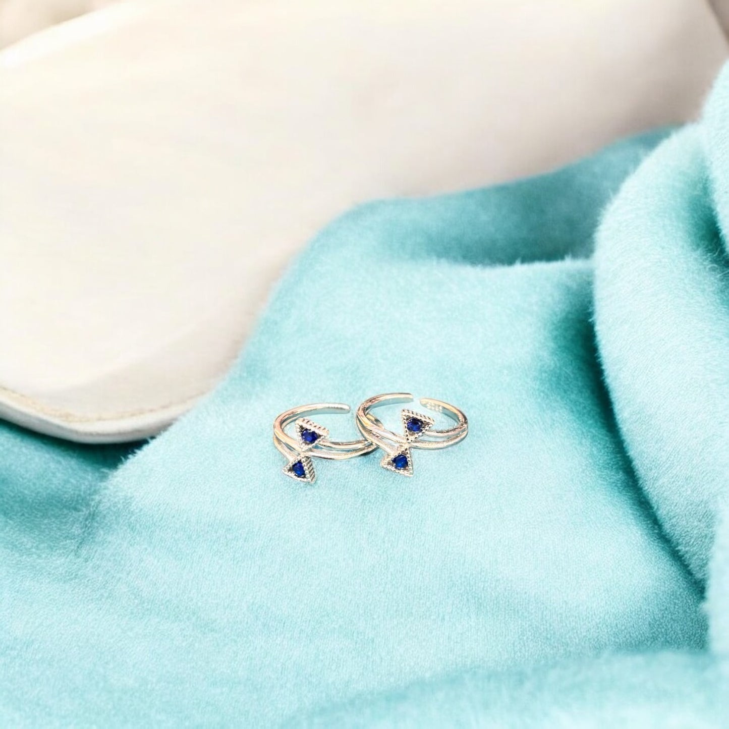 Charming triangle toe ring