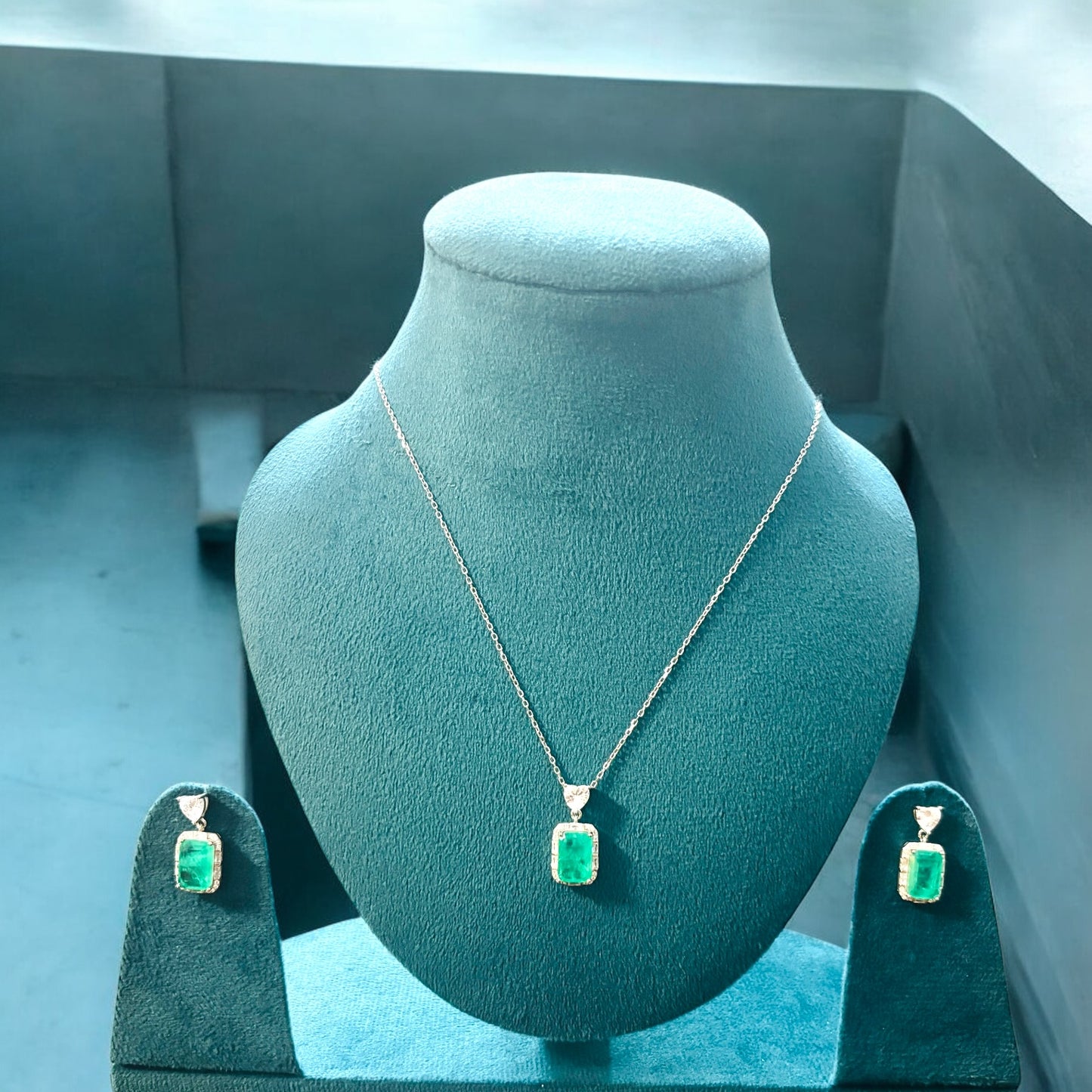 Eternal Bloom – Sterling Silver 925 Pendant Set with Emerald Soul