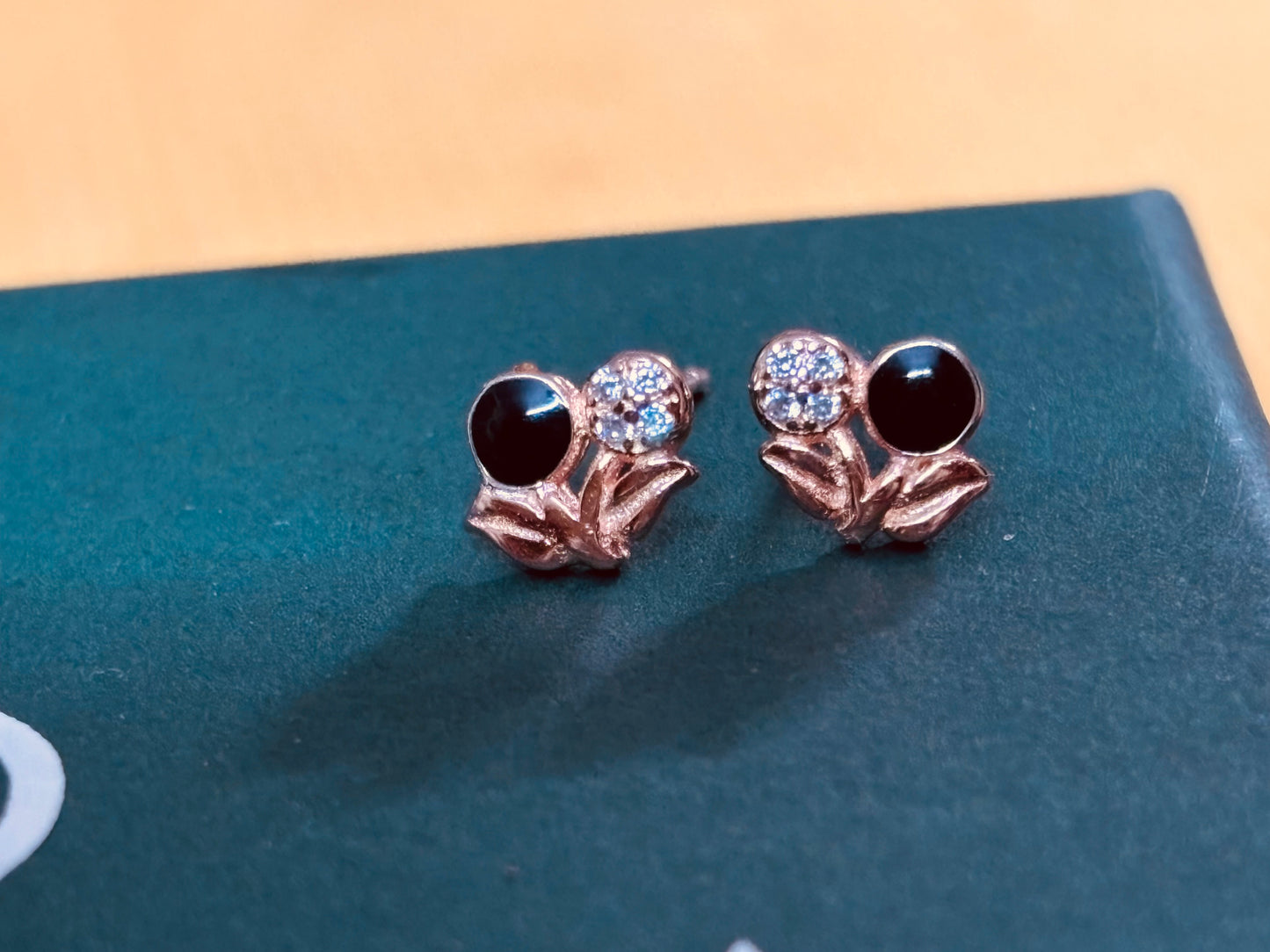 Cute minimal rose gold earring