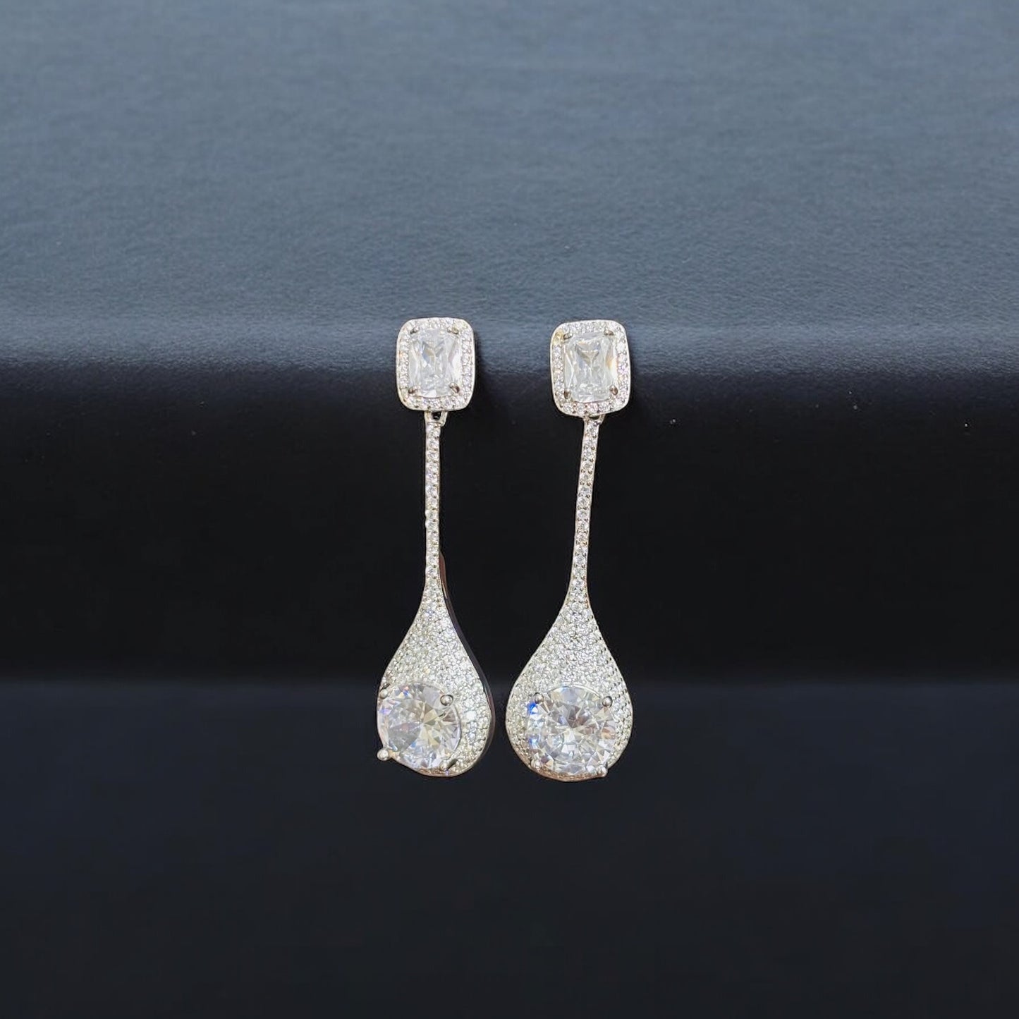 Tear drop solid Solitaire Party earring
