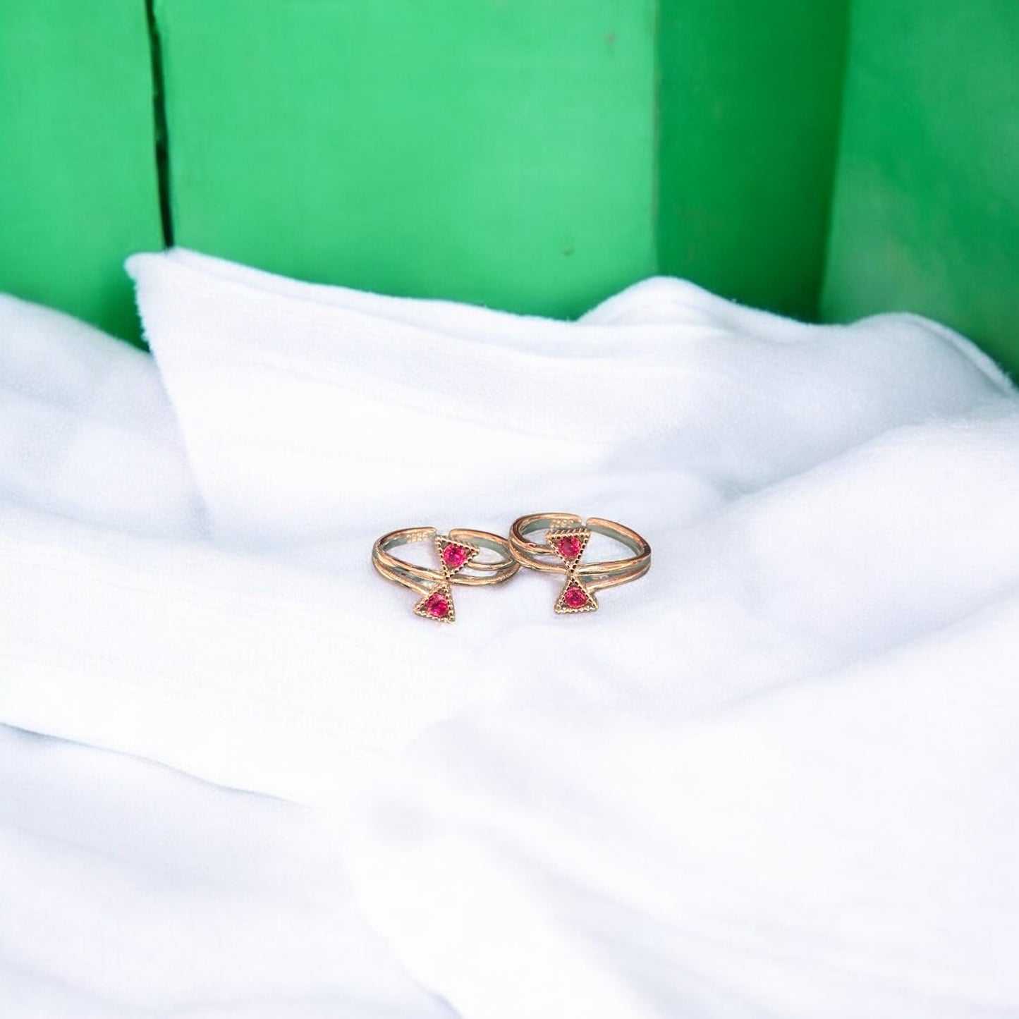 Charming triangle toe ring
