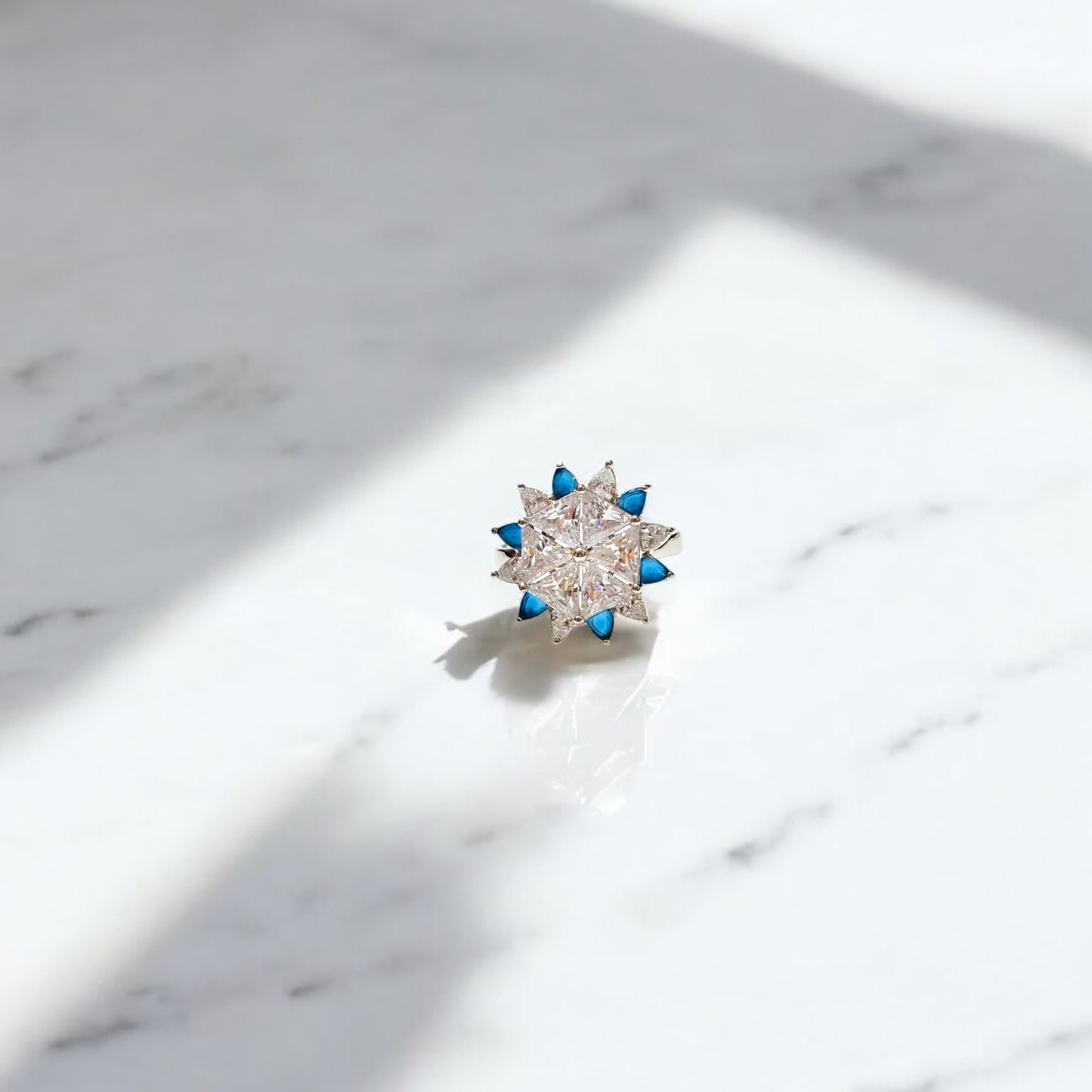 Solitaire Emareld Cocktail adjustable ring