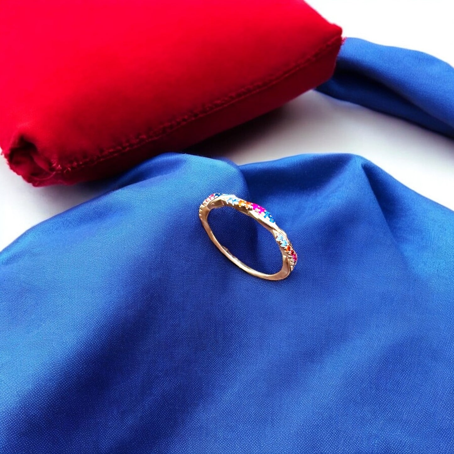 Minimal Interwined multi color ring