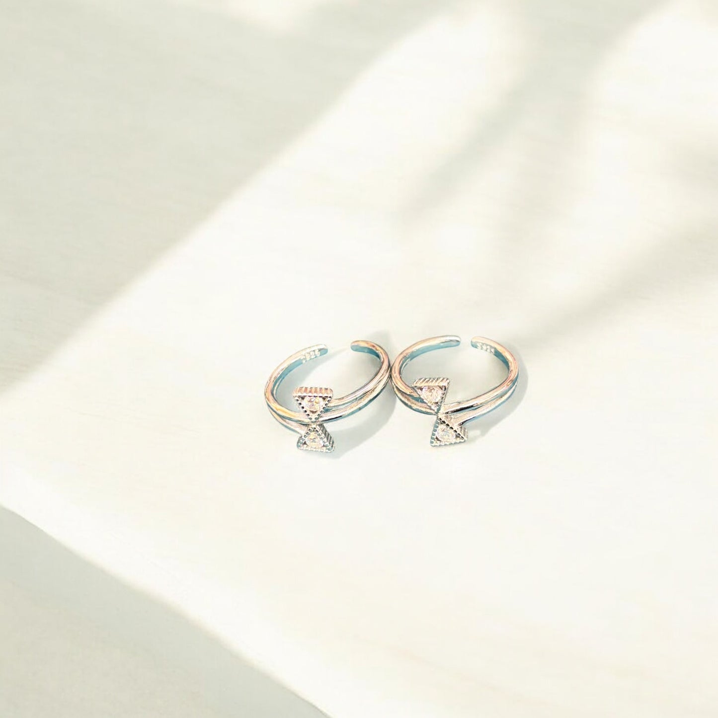 Charming triangle toe ring