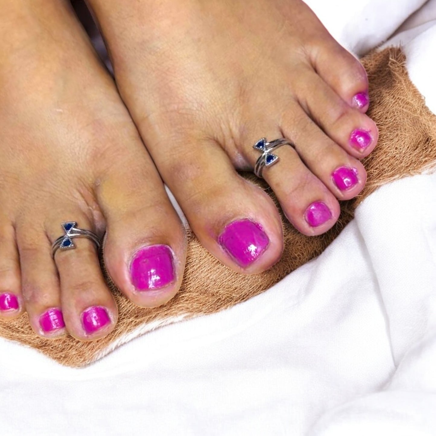 Charming triangle toe ring