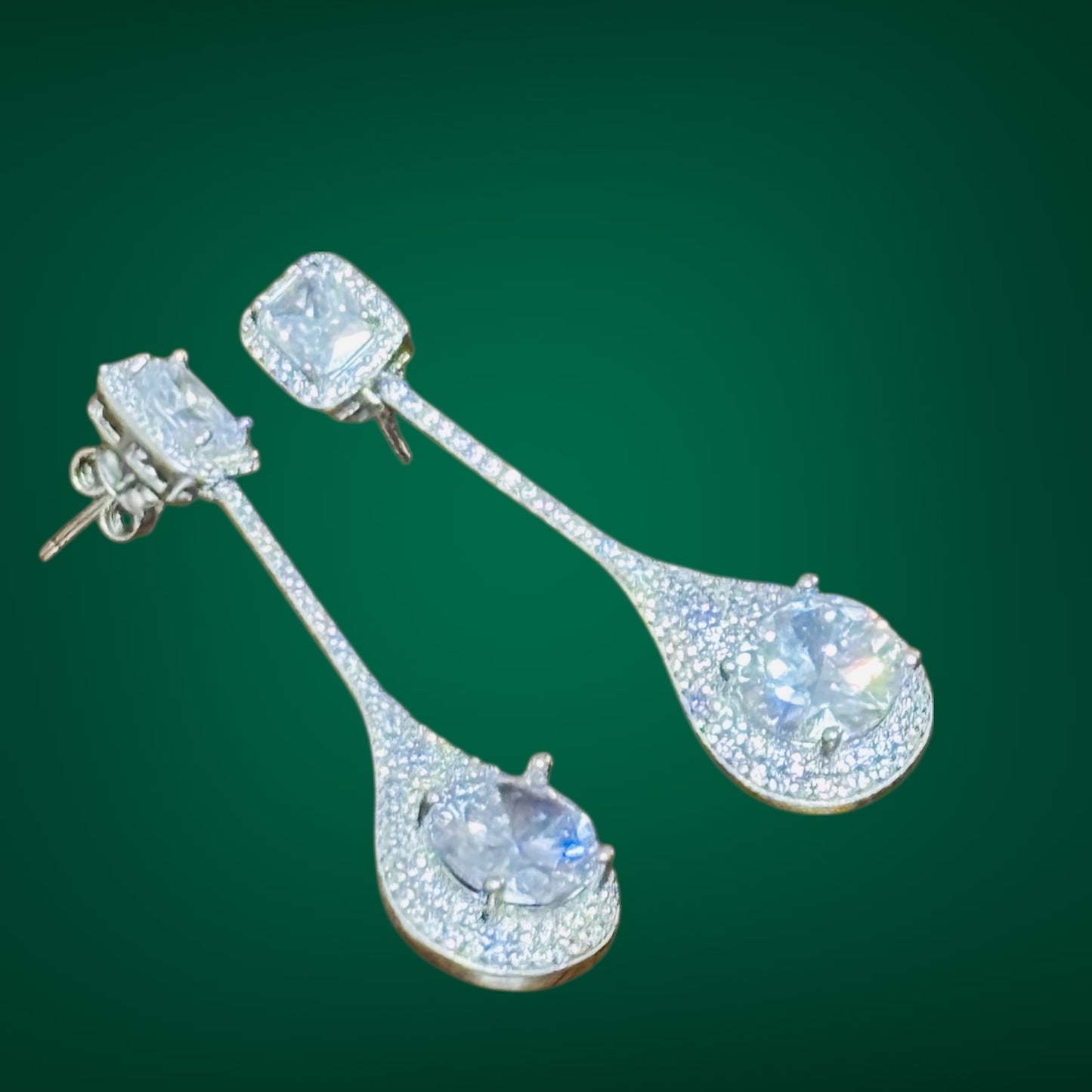 Tear drop solid Solitaire Party earring