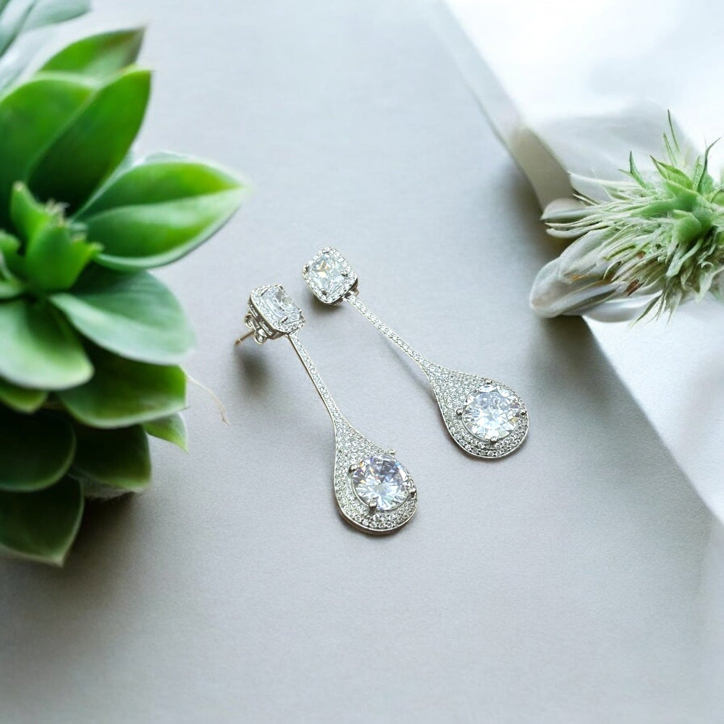 Tear drop solid Solitaire Party earring