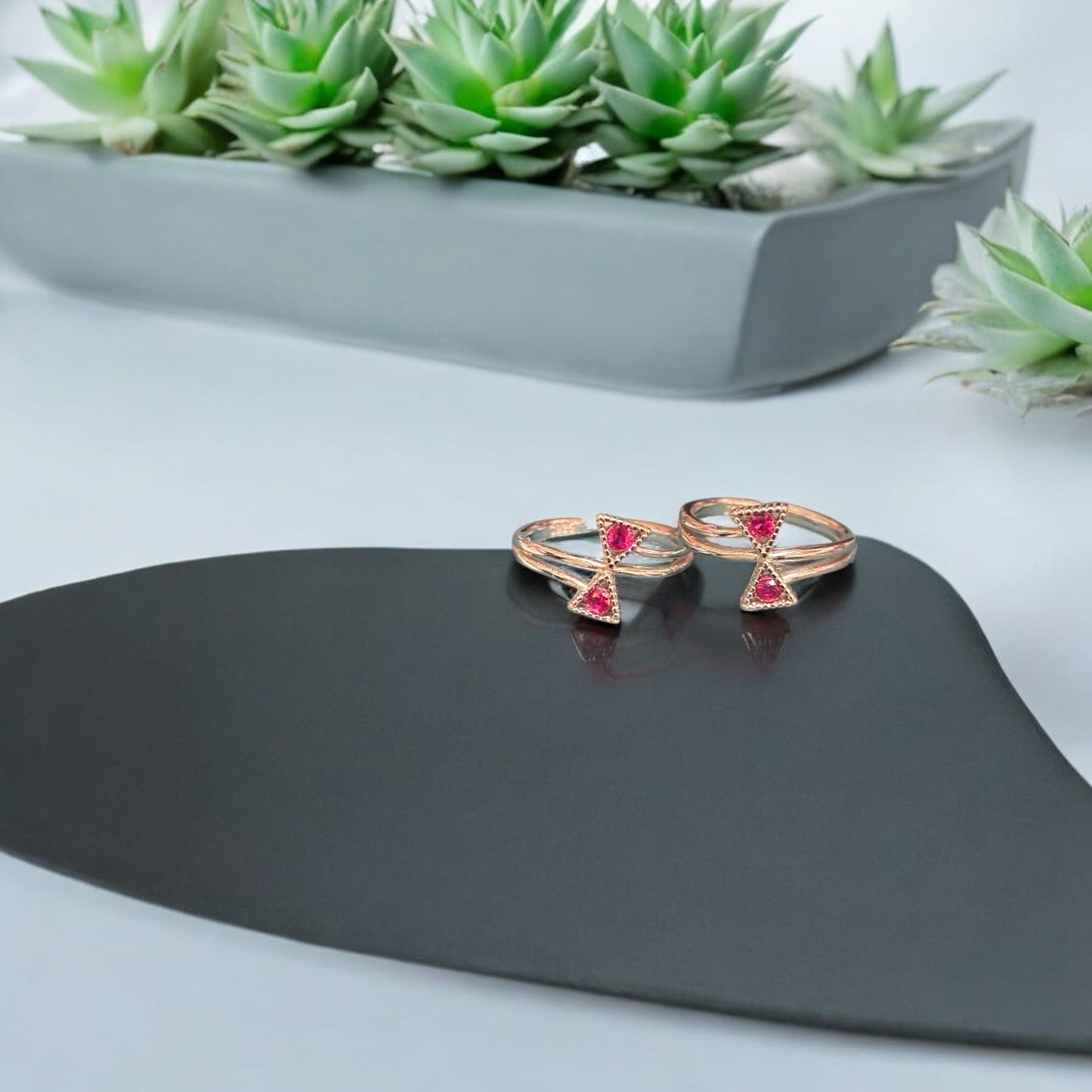 Charming triangle toe ring