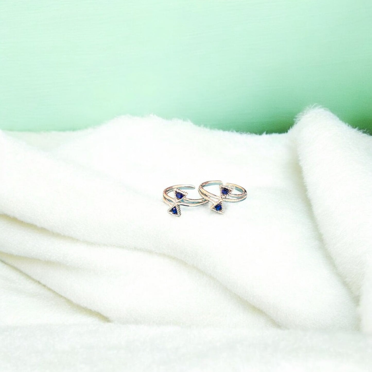 Charming triangle toe ring