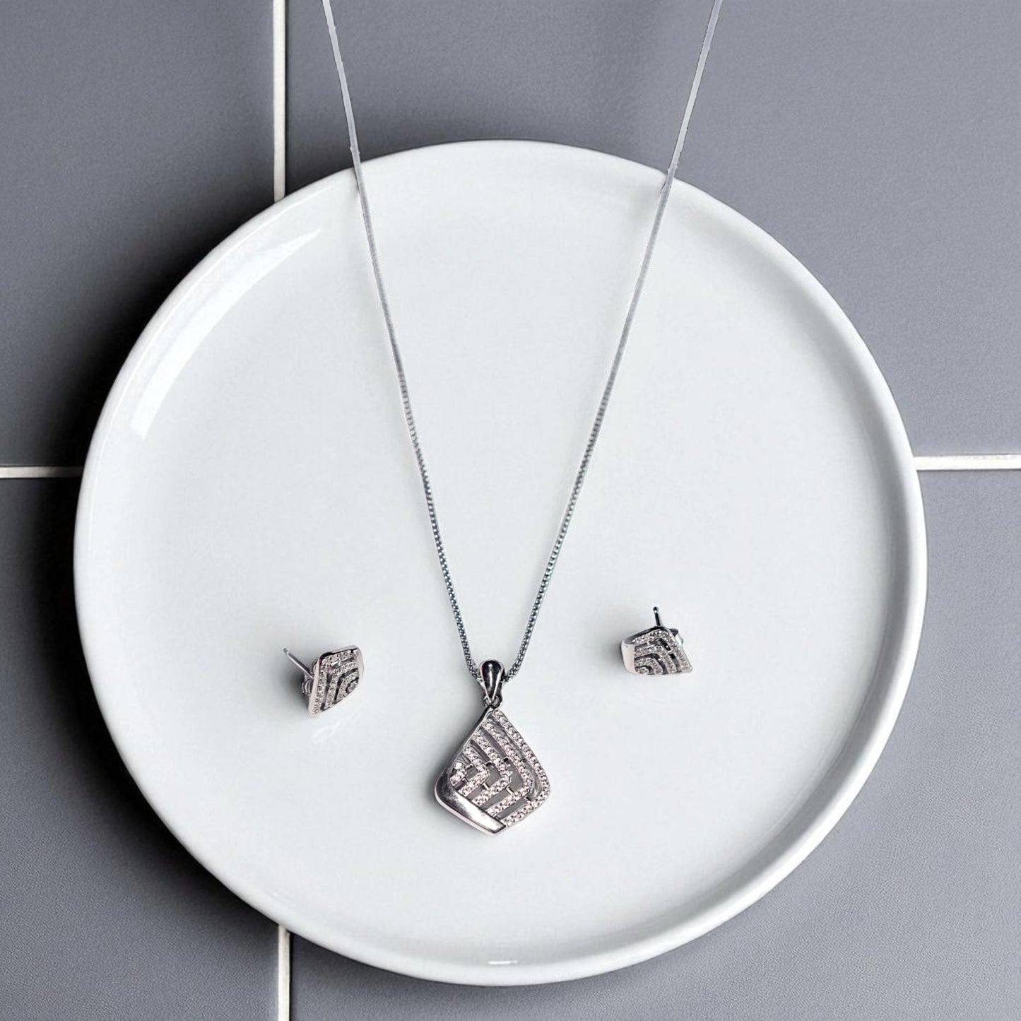 Diamond lookalike 925 pendant set
