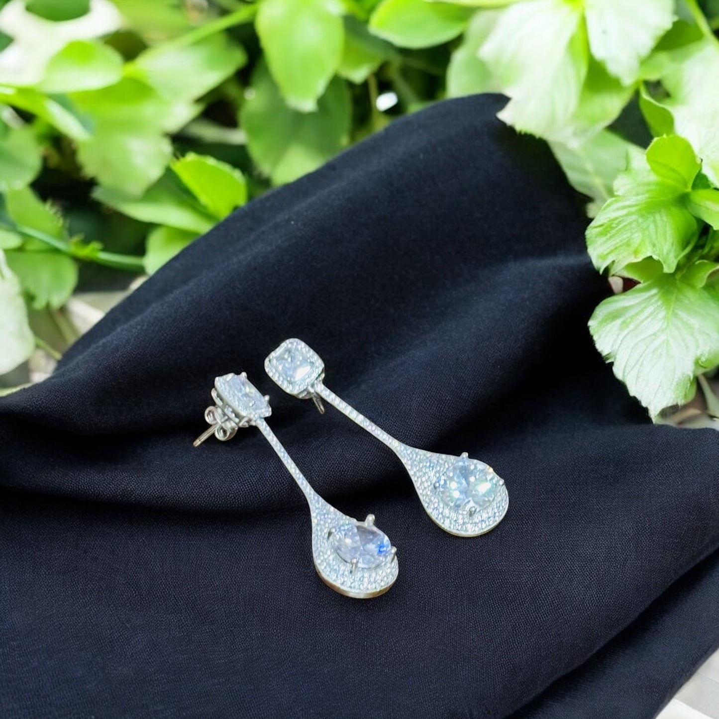 Tear drop solid Solitaire Party earring