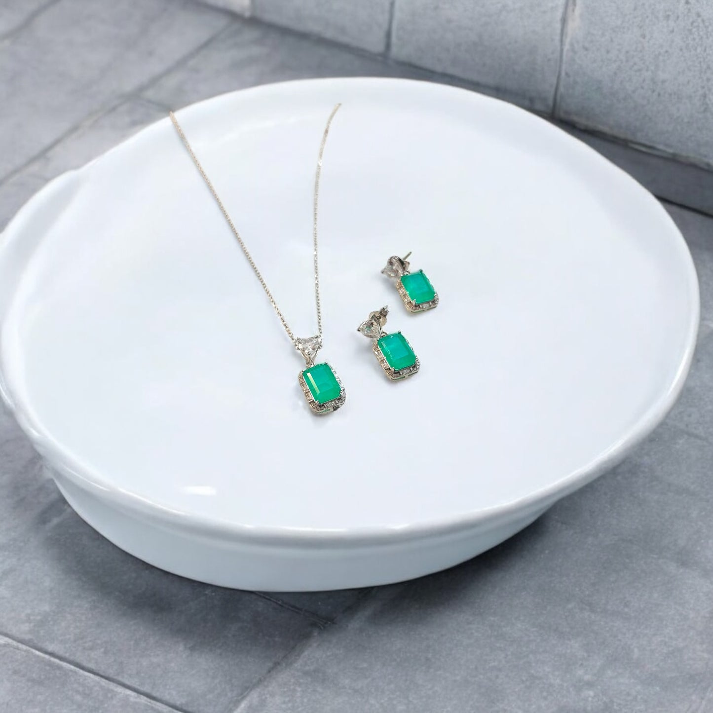 Eternal Bloom – Sterling Silver 925 Pendant Set with Emerald Soul
