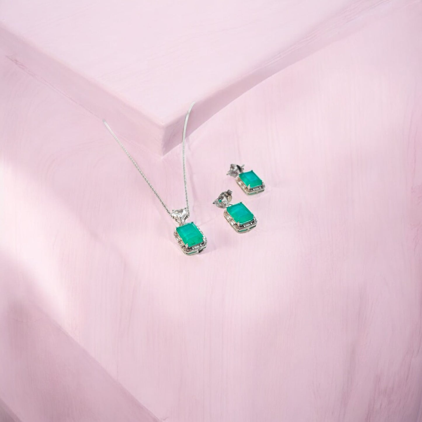 Eternal Bloom – Sterling Silver 925 Pendant Set with Emerald Soul