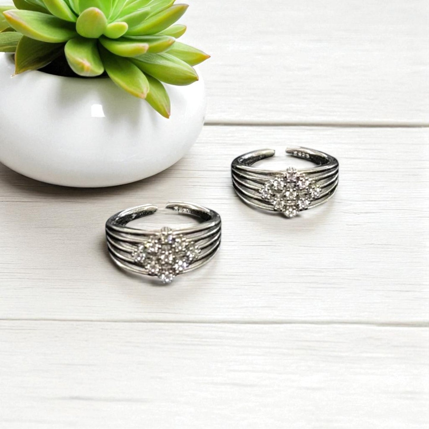 Diamond accent gathered Toe ring