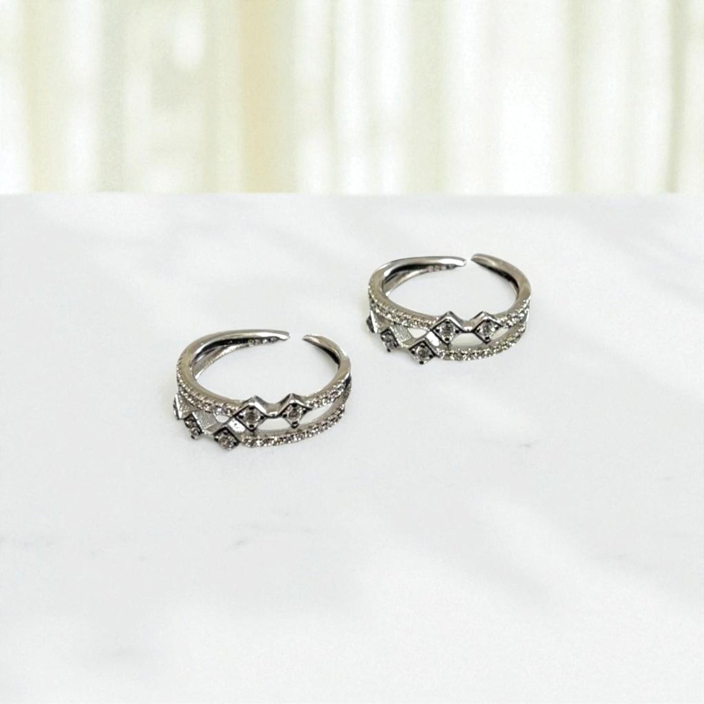 Double layer assymetric toe ring