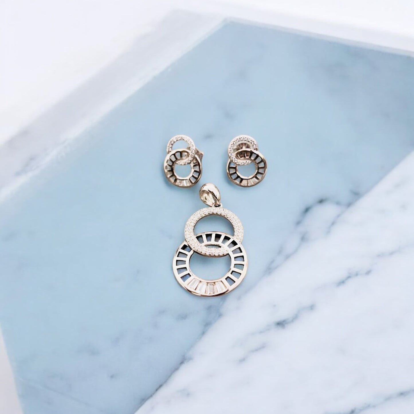 Inter circle CZ Pendant Set