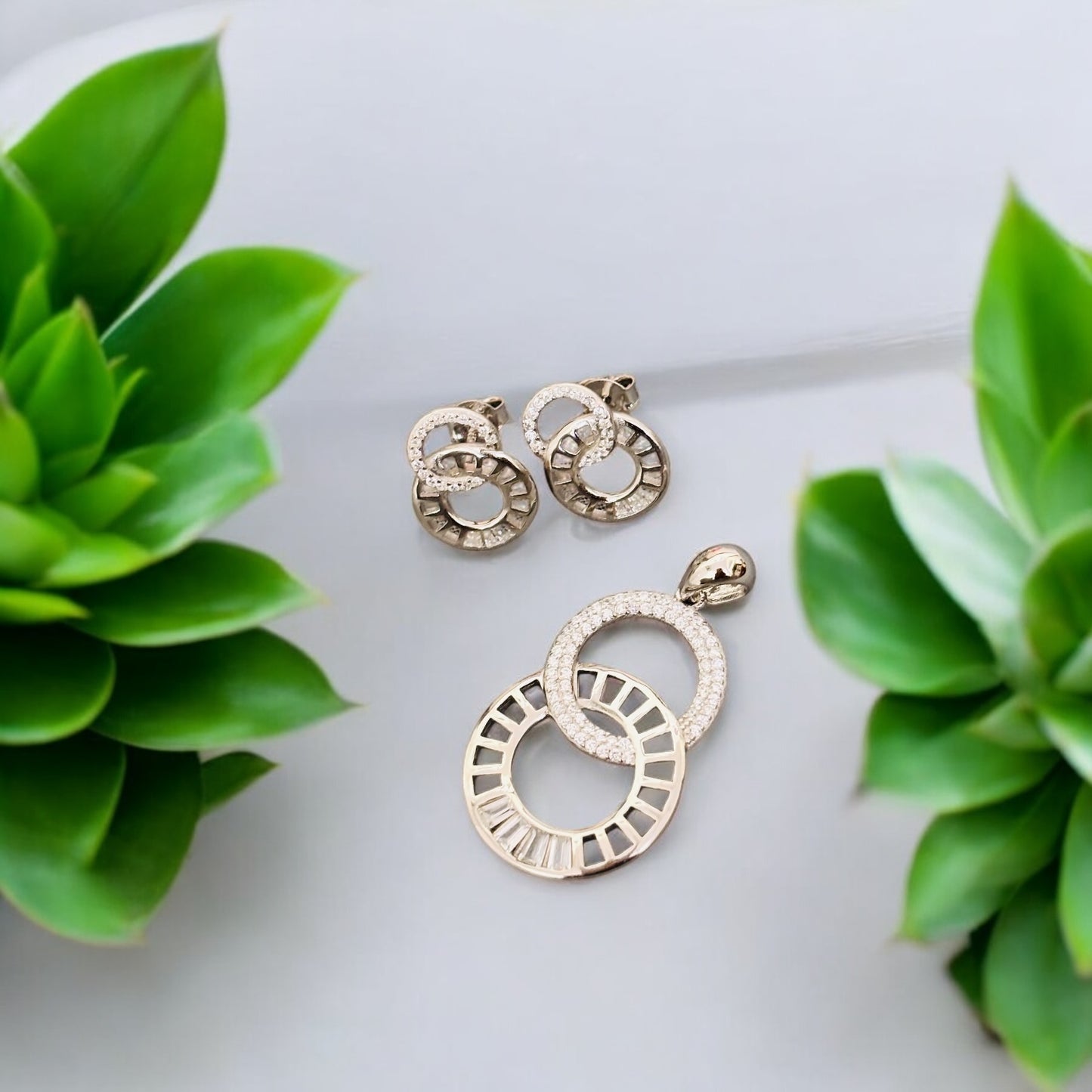 Inter circle CZ Pendant Set