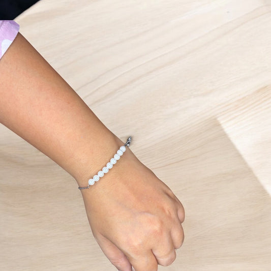 Pearl bracelet with silver star-fish charm