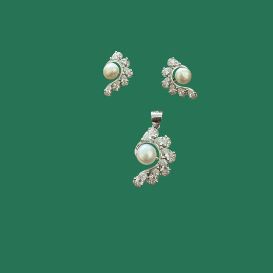 Scintillating Pearl pendant set