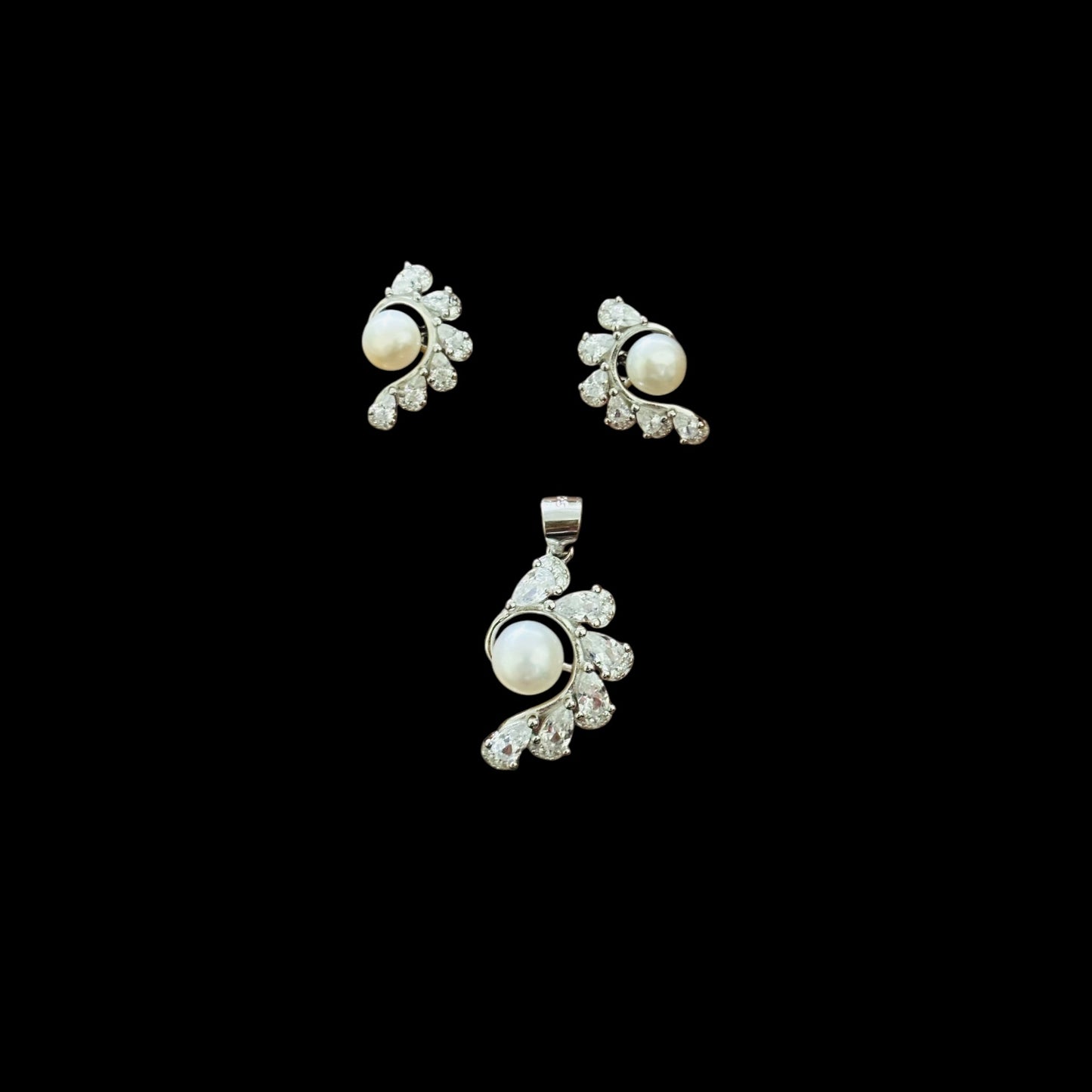 Scintillating Pearl pendant set