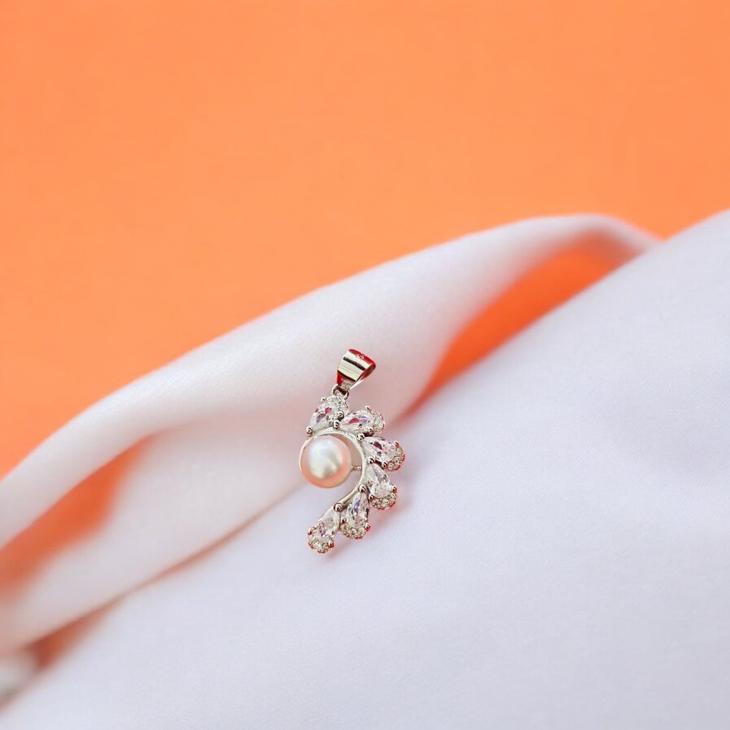 Scintillating Pearl pendant set