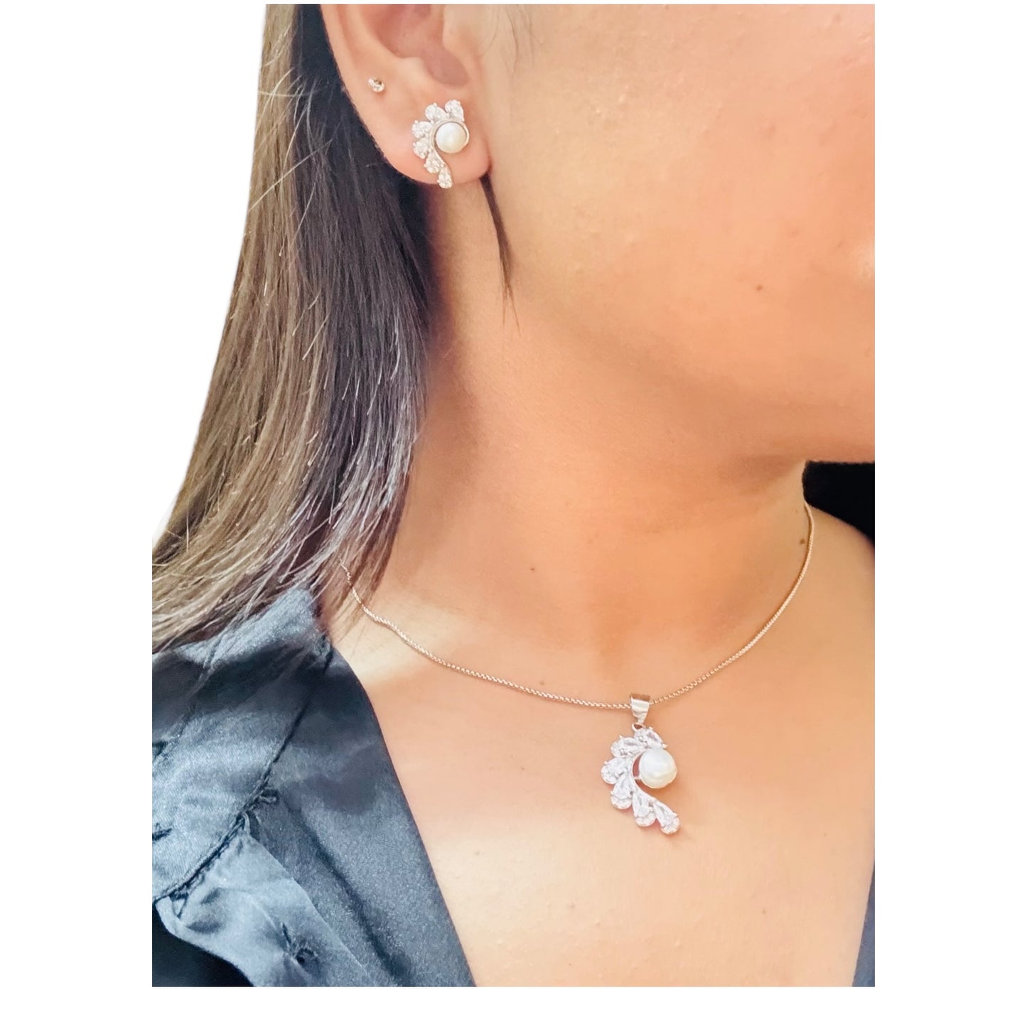 Scintillating Pearl pendant set