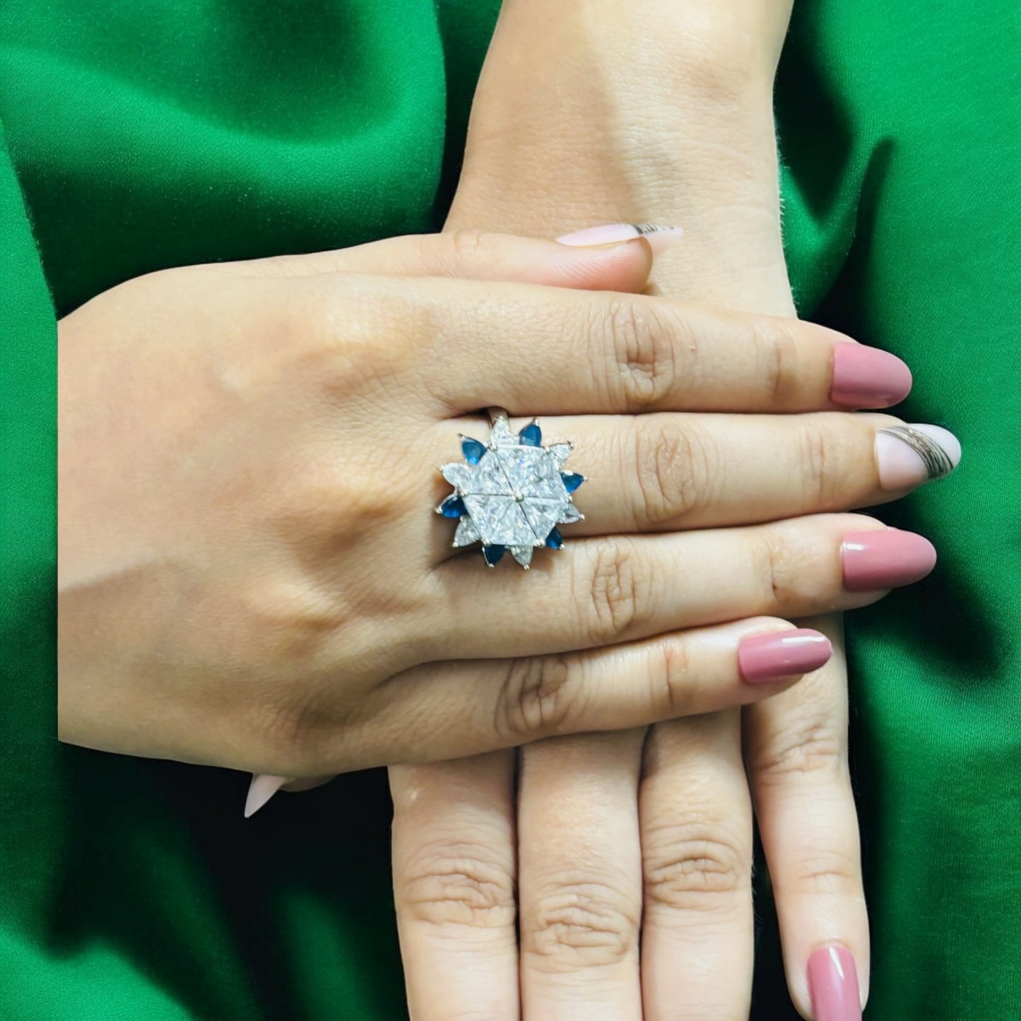 Solitaire Emareld Cocktail adjustable ring