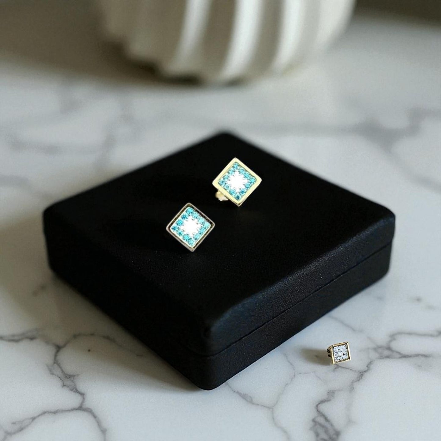 Sparkling square minimal Silver earring