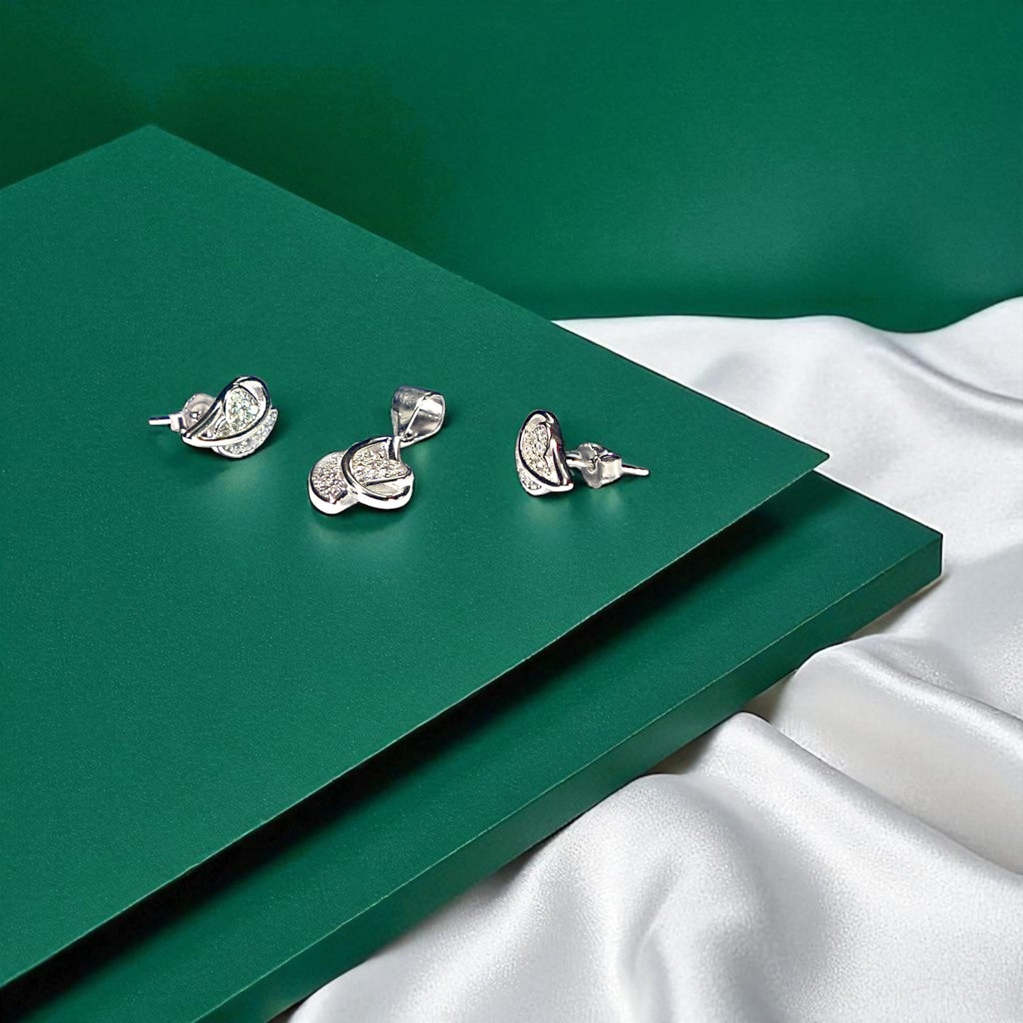 Symphony of heart Pendant Set