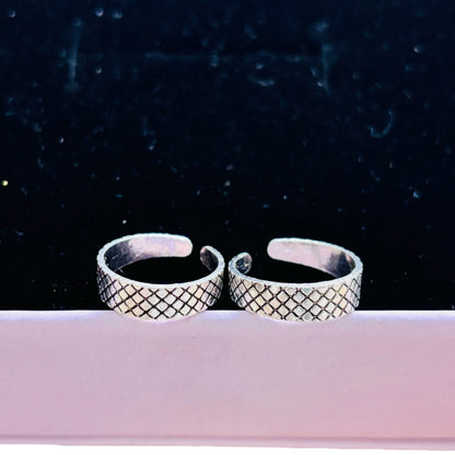 Oxidised sleek beaded toe ring