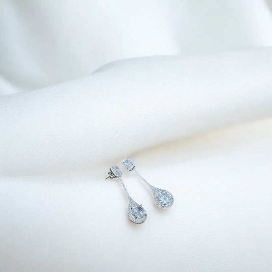 Tear drop solid Solitaire Party earring