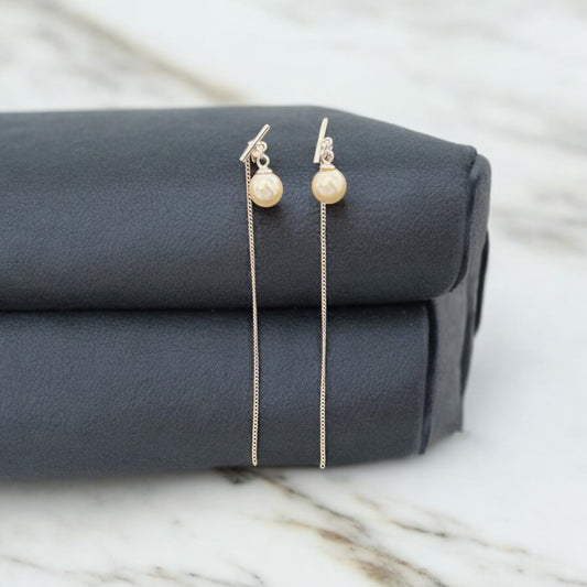 Hanging pearl earring