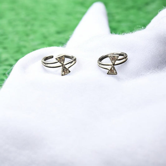 Charming triangle toe ring