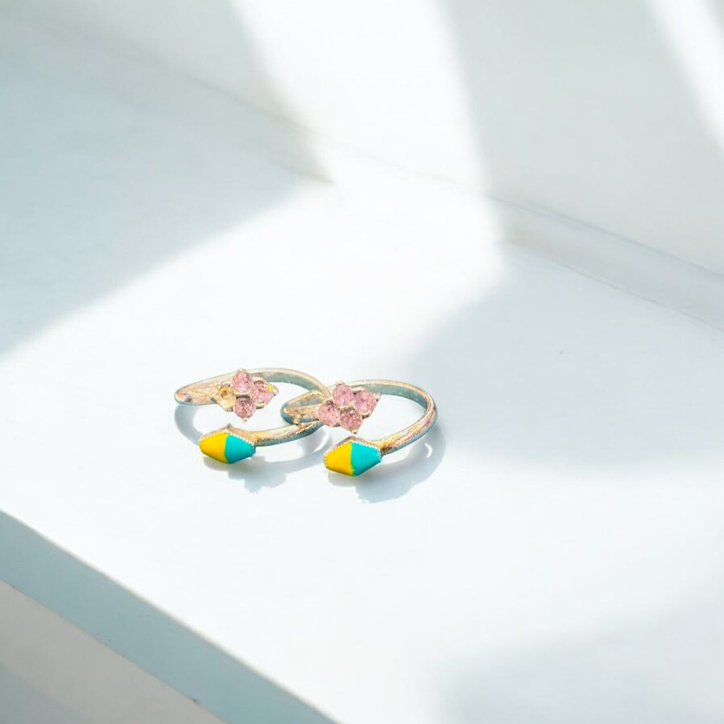Sleek dual tone toe ring