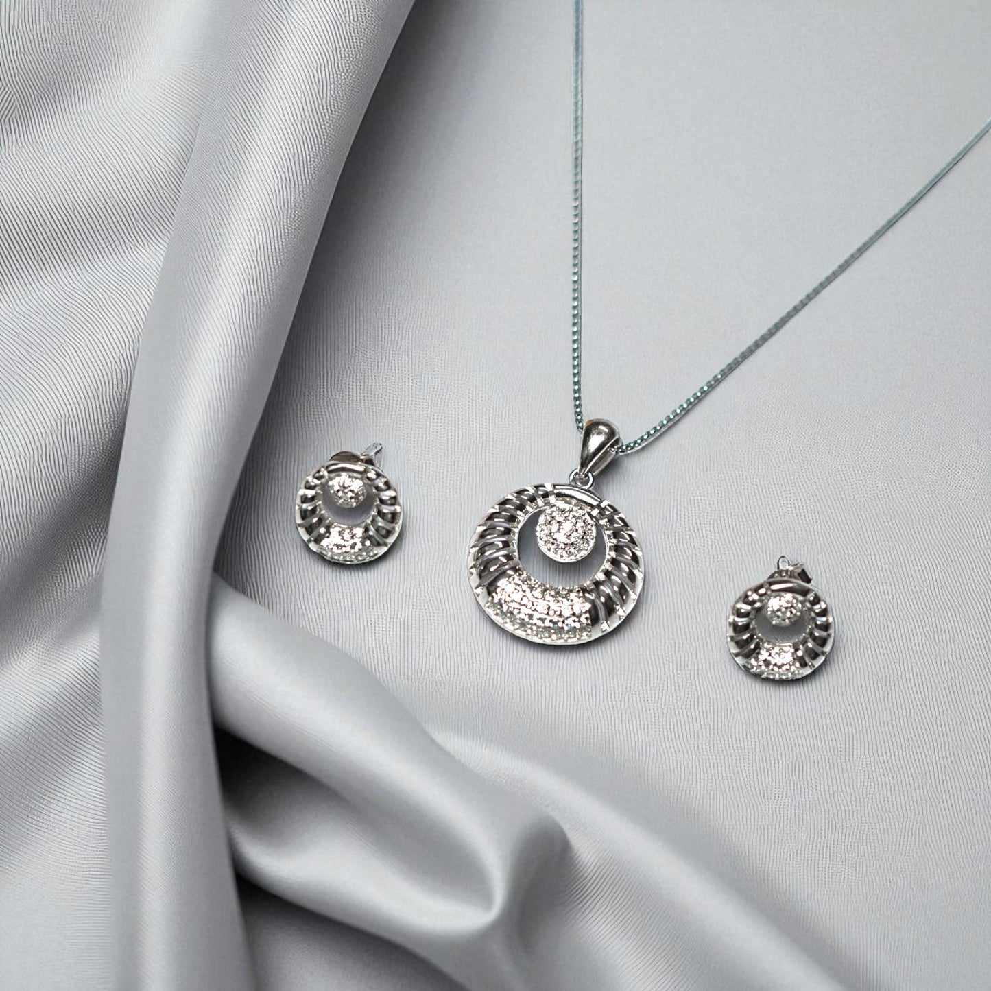 Circular Radiance Silver Pendant Set