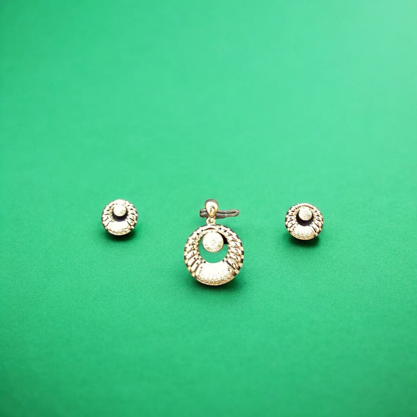 Circular Radiance Silver Pendant Set
