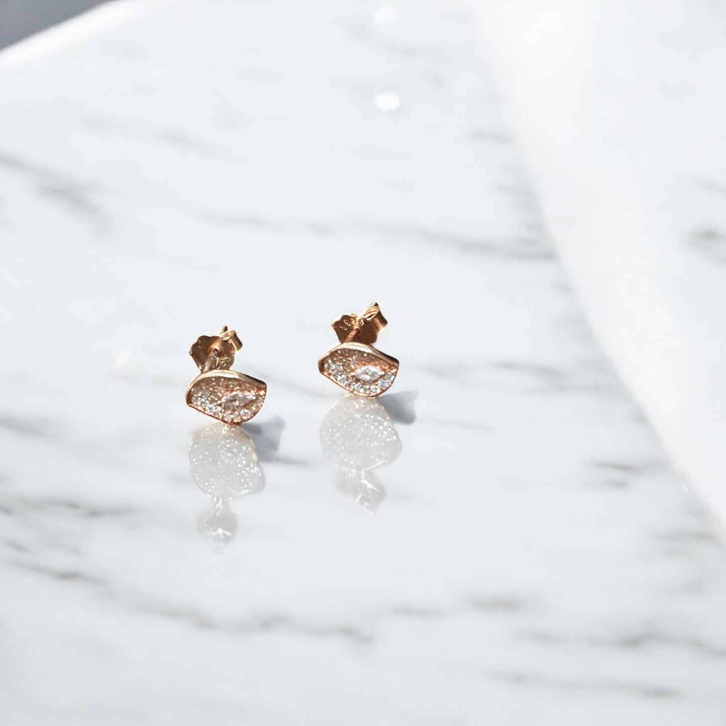 Cute minimal rose gold earring