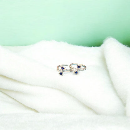 Charming triangle toe ring