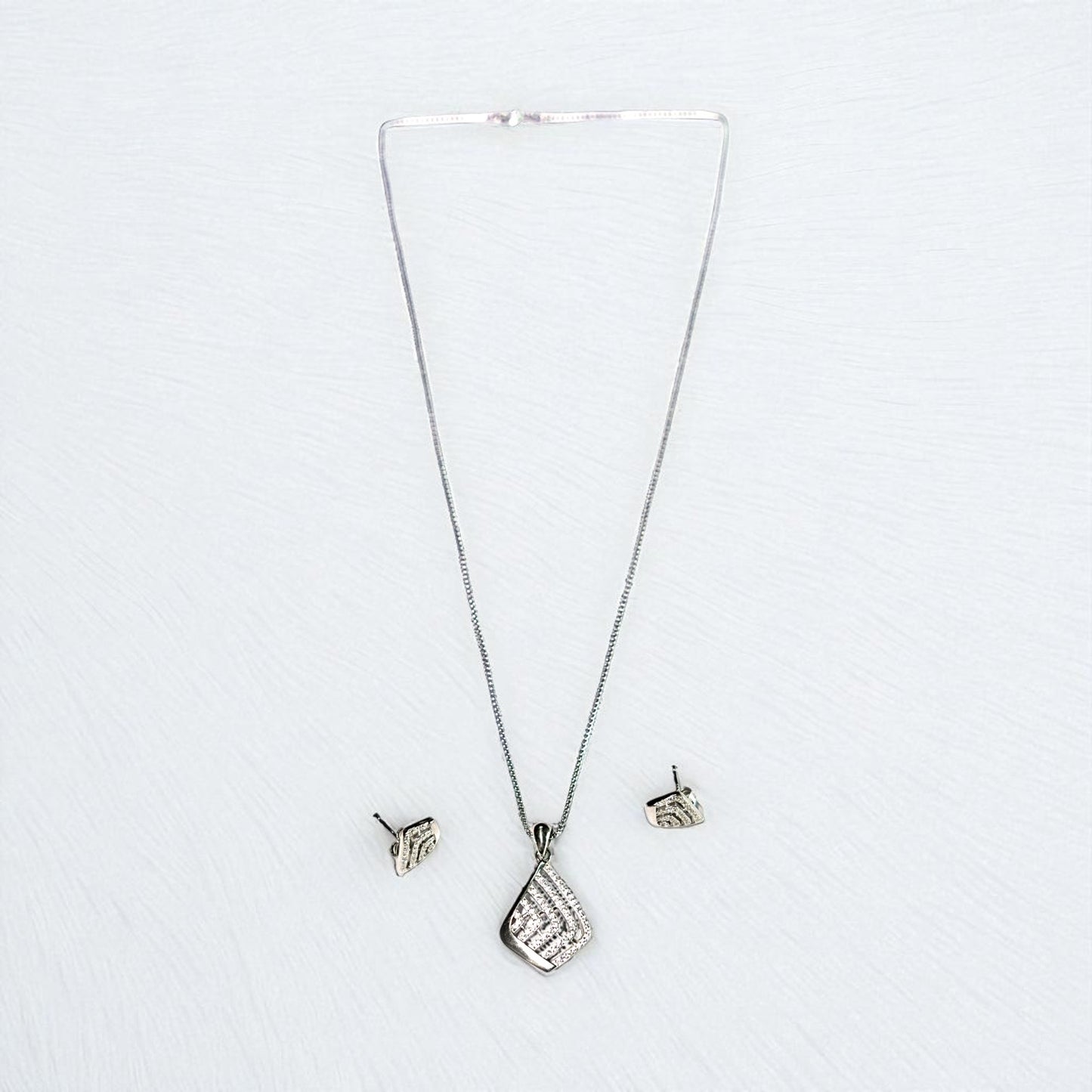 Diamond lookalike 925 pendant set