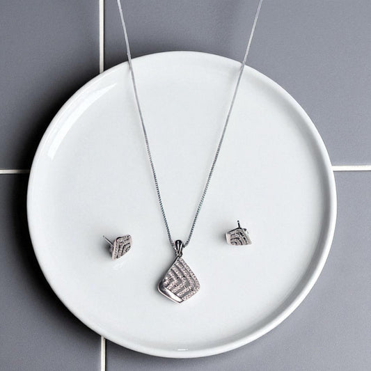 Diamond lookalike 925 pendant set