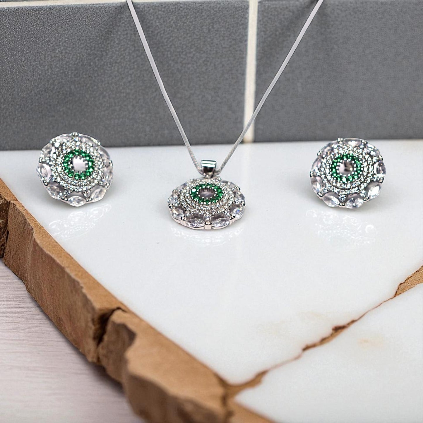 Elegant Emerald Silver pendant set