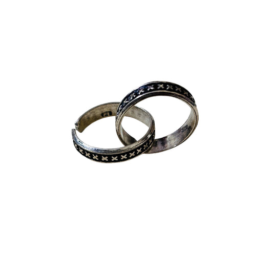 Oxidised X Toe ring