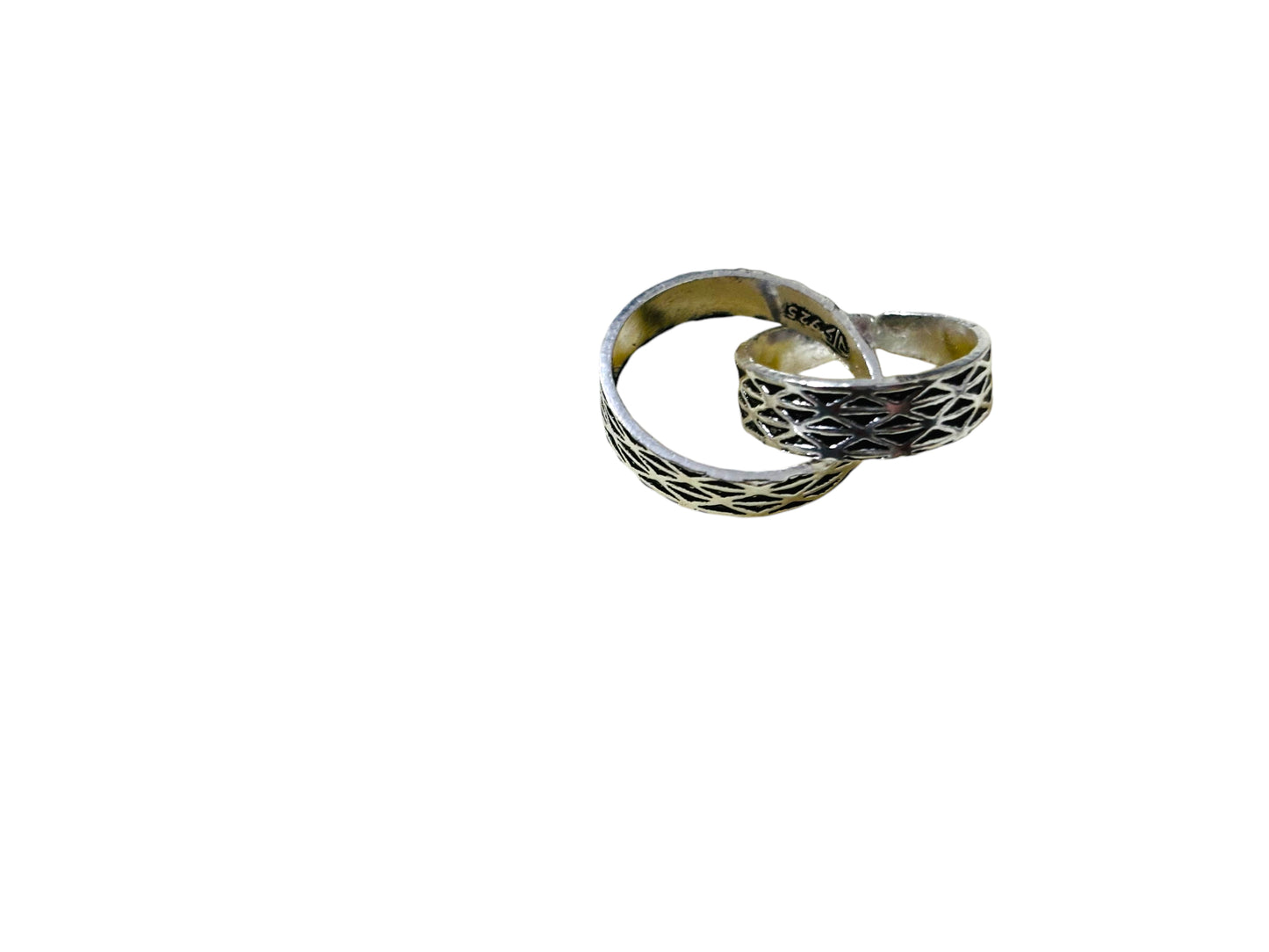 Oxidized wave toe ring