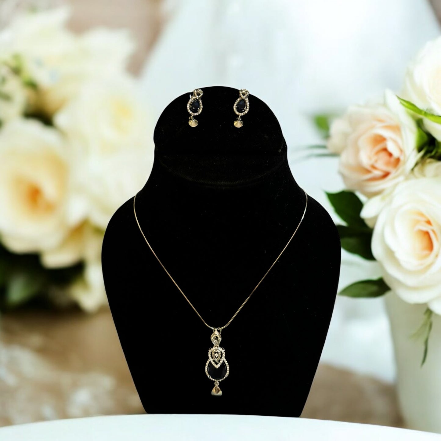 Classic drop sapphire pendant set