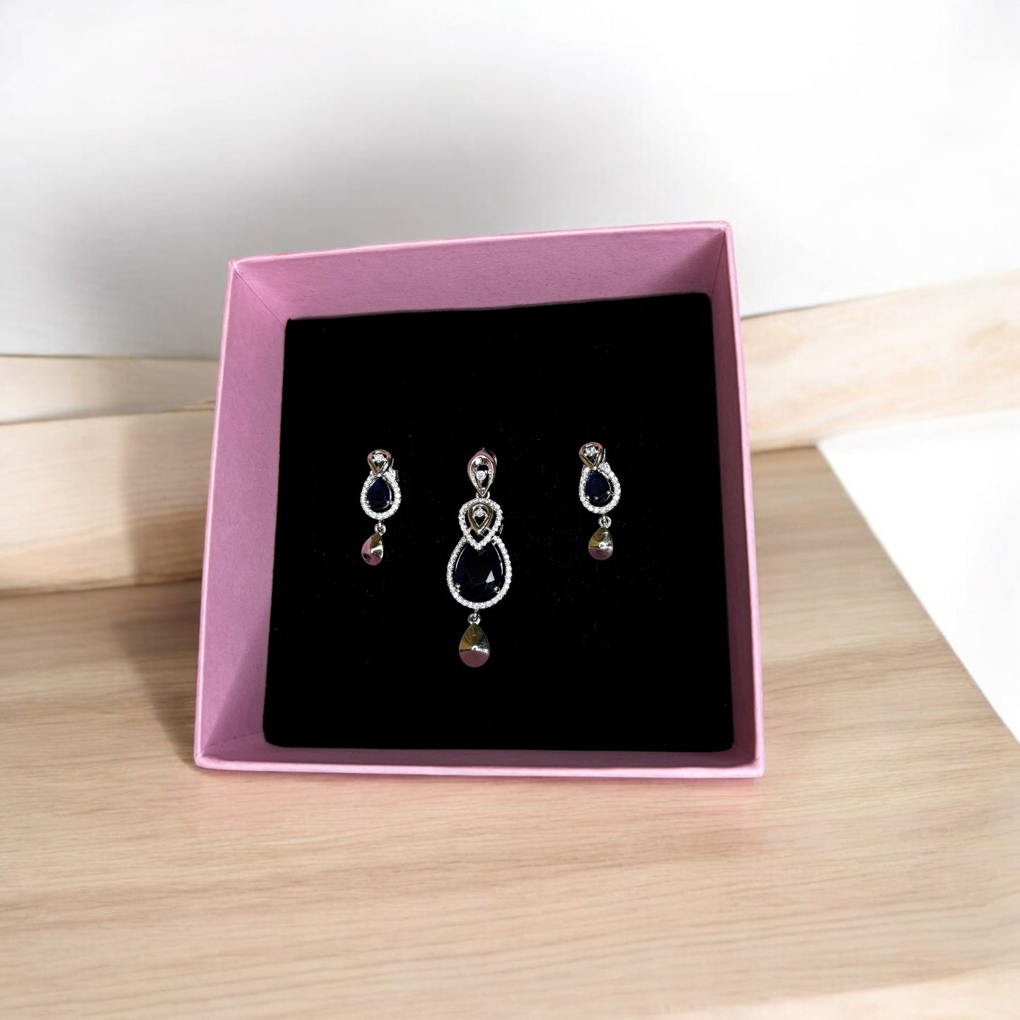 Classic drop sapphire pendant set