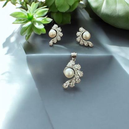 Scintillating Pearl pendant set