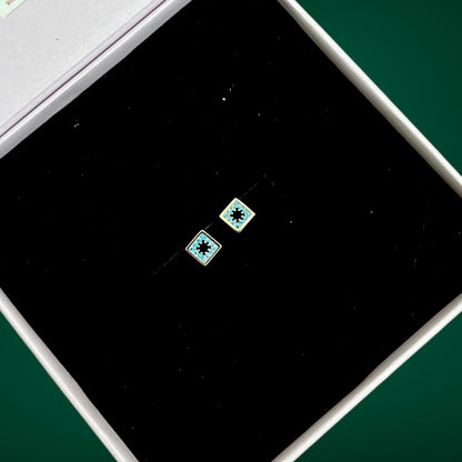 Sparkling square minimal Silver earring