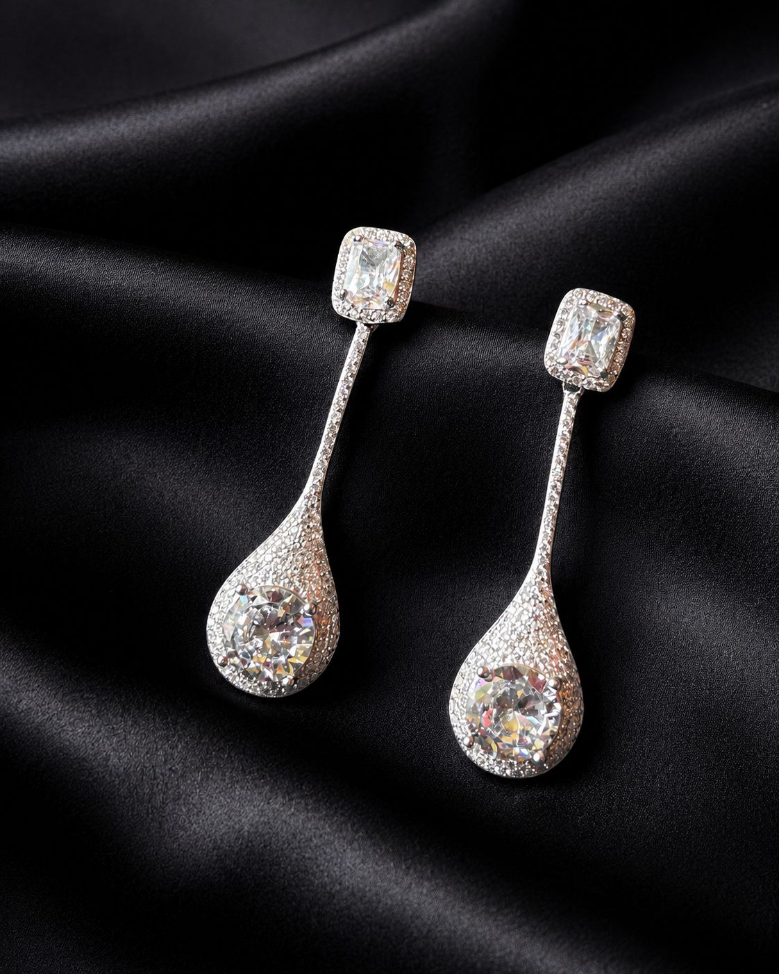 Tear drop solid Solitaire Party earring