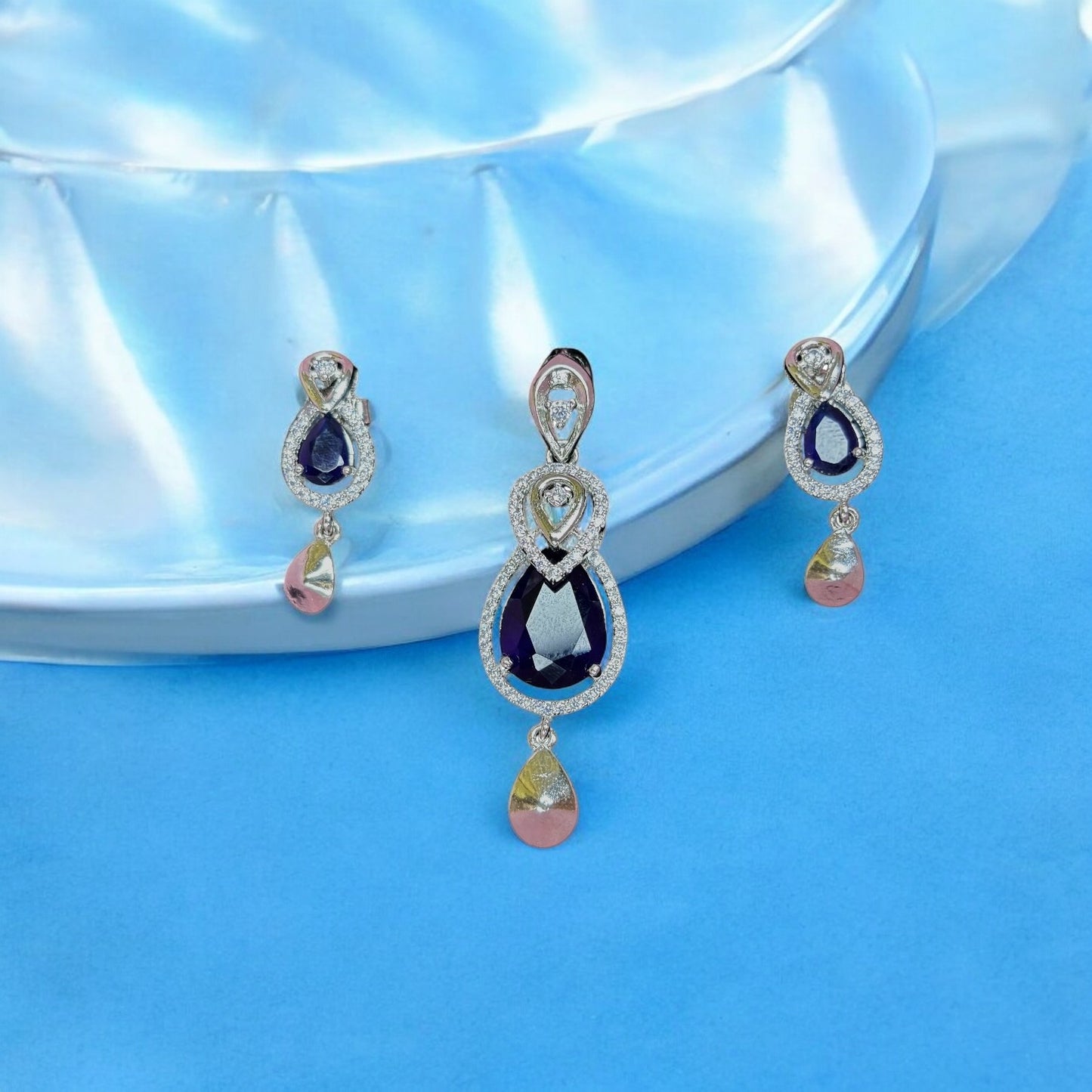 Classic drop sapphire pendant set